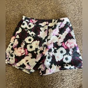 Shorts with flower pattern
